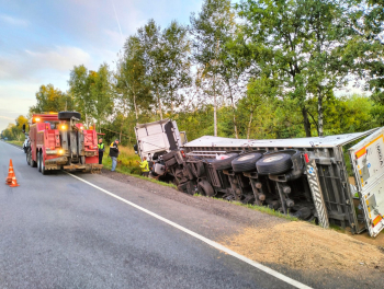 Подъем грузового транспорта после ДТП: почему это задача для профессионалов, а не для обычного эвакуатора